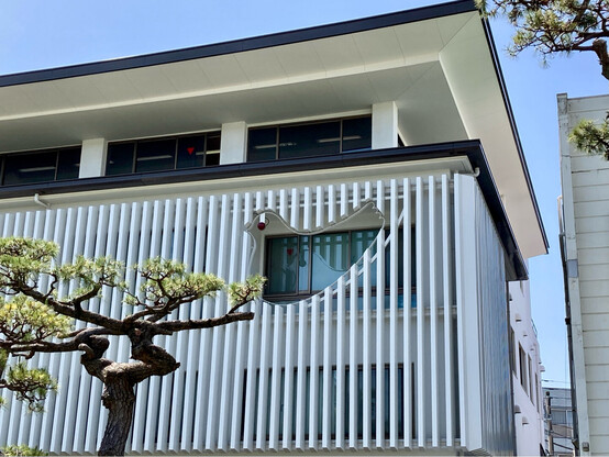 豊島屋本店壁