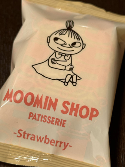 ムーミンショップ パティスリーのクリームサンドクッキー ストロベリー味